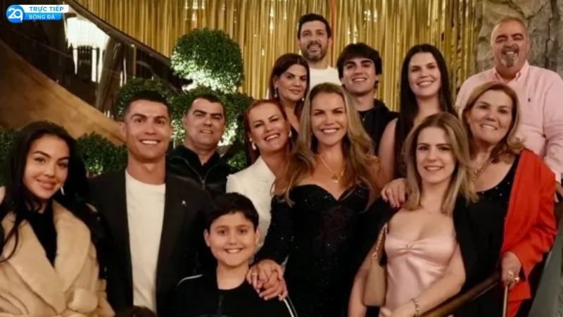 Al-Nassr Chơi Lớn, Tặng Ronaldo Bánh Sinh Nhật Siêu Khủng Với Ảnh Thời Thơ Ấu Và 5 Quả Bóng Vàng! 3 al-nassr-2