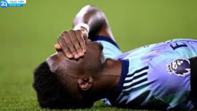 Chấn Động: Chấn Thương Saka Arsenal Hủy Hoại Chiêu Đá Phạt Góc Đình Đám 2 saka-arsenal-1