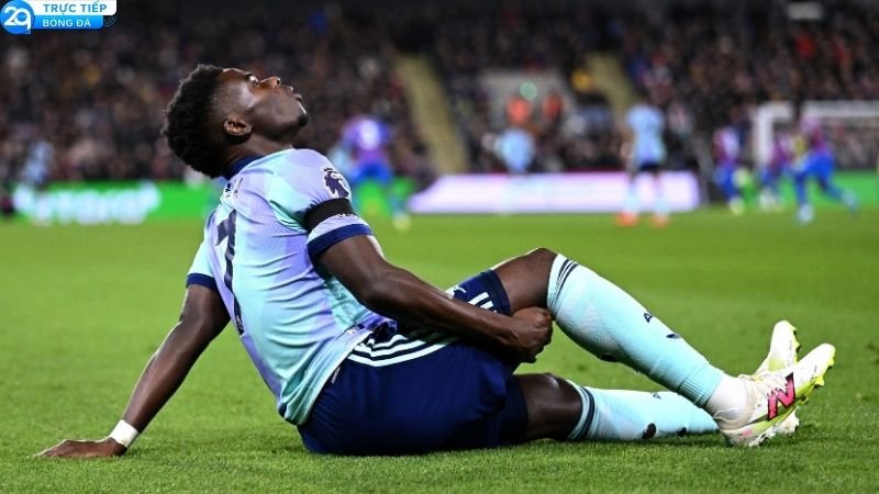 Chấn Động: Chấn Thương Saka Arsenal Hủy Hoại Chiêu Đá Phạt Góc Đình Đám 3 saka-arsenal-2
