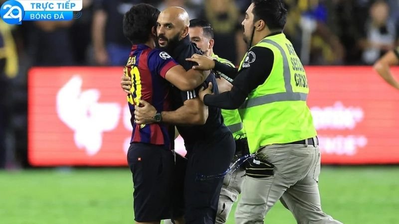 Vệ Sĩ Của Messi Trở Thành Tâm Điểm Chú Ý Với Pha Cứu Thua Đỉnh Cao Khi Chơi Cùng GOAT Và Các Con Của Anh 2 ve-si-cua-messi-1